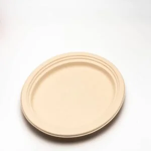 Una imagen que muestra platos biodegradables disponibles para su compra al por mayor. Estos platos están fabricados con materiales sostenibles y diseñados para ser respetuosos con el medio ambiente. Con su naturaleza biodegradable, se descomponen naturalmente con el tiempo, minimizando los residuos y reduciendo el daño al medio ambiente. Perfectos para empresas, eventos y servicios de catering, estos platos biodegradables al por mayor ofrecen una solución cómoda y ecológica para servir comidas. Adopte la sostenibilidad en sus operaciones eligiendo estos platos biodegradables, contribuyendo a un futuro más verde a la vez que ofrece calidad y estilo a sus clientes.