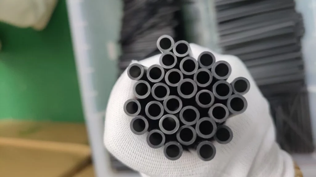 Pailles noires de haute qualité fabriquées à partir de riz et de maïs, une alternative durable aux pailles en plastique. Ces pailles sont respectueuses de l'environnement, 100% biodégradables, et ont une texture lisse, ce qui en fait le complément idéal de n'importe quelle boisson.