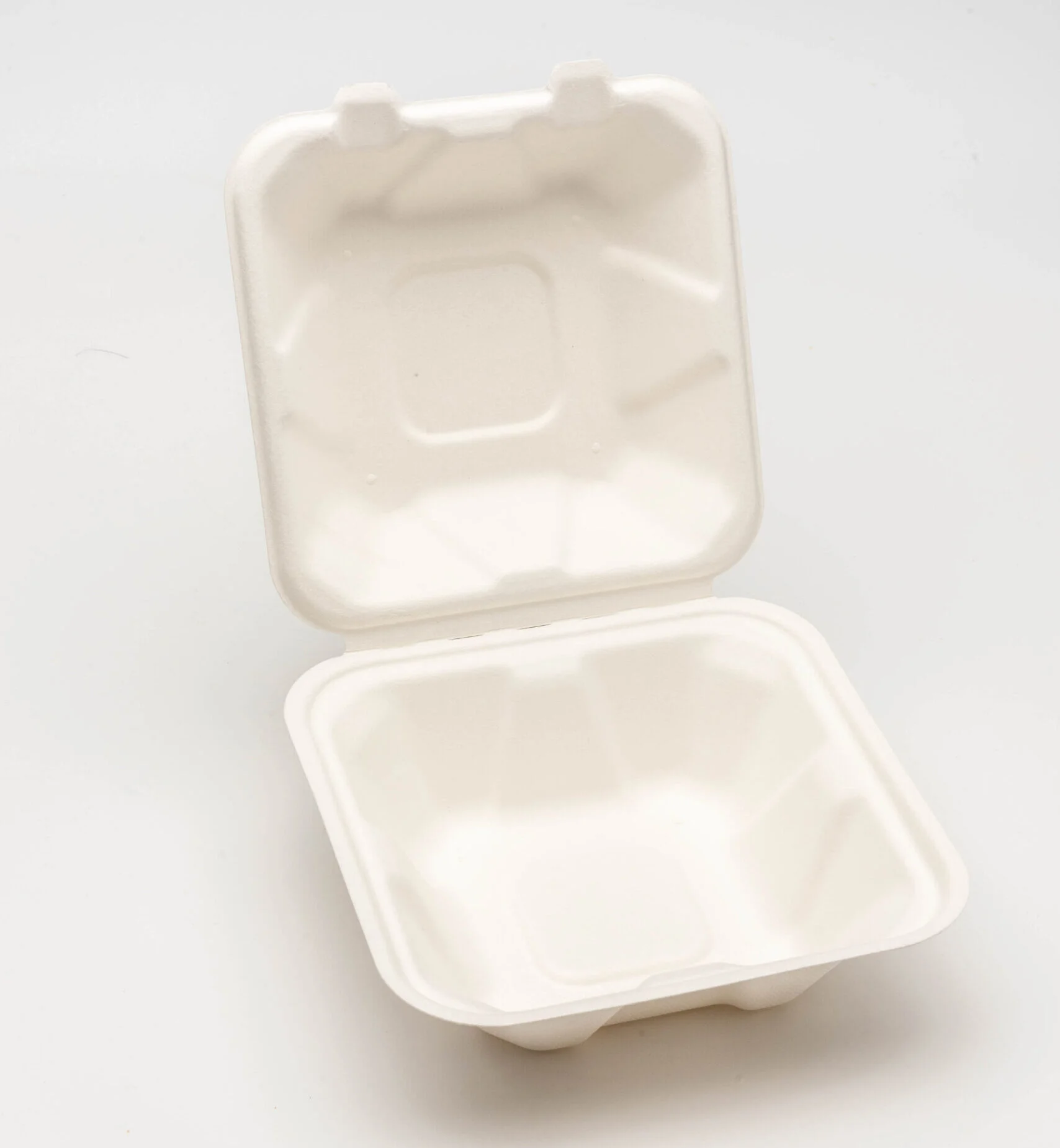 Se trata de una caja para hamburguesas fabricada con pulpa de bagazo y pulpa de bambú. La caja está diseñada para contener una sola hamburguesa y tiene una tapa con bisagras que puede abrirse y cerrarse fácilmente. La caja tiene un color marrón natural y una superficie texturizada. Es respetuosa con el medio ambiente y biodegradable, ya que está fabricada con materiales sostenibles y renovables. La caja tiene una construcción robusta y es adecuada para su uso en servicios de restauración como restaurantes, camiones de comida y eventos de catering.