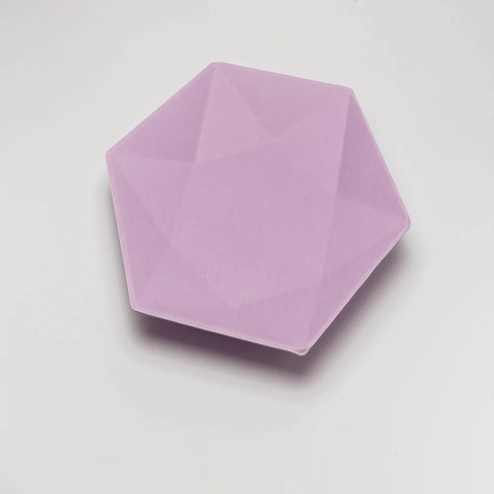 Un bonito y elegante plato compostable fabricado con materiales sostenibles y renovables, perfecto para bodas y otras ocasiones especiales. El plato es resistente y puede contener una gran variedad de alimentos, a la vez que es ecológico y compostable, y en una variedad de colores que combinan con cualquier decoración, lo que lo convierte en una gran elección para quienes desean reducir su impacto medioambiental.