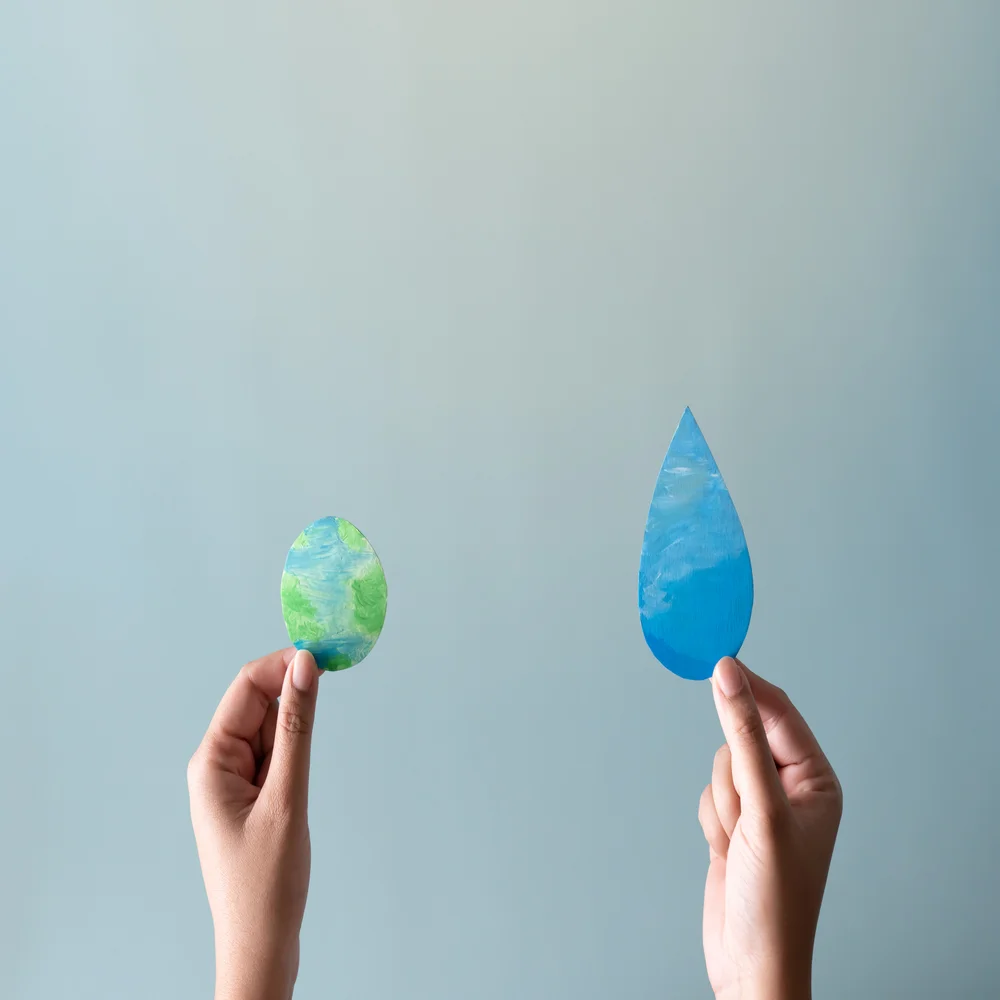 una imagen sobre salvar la tierra y salvar el agua