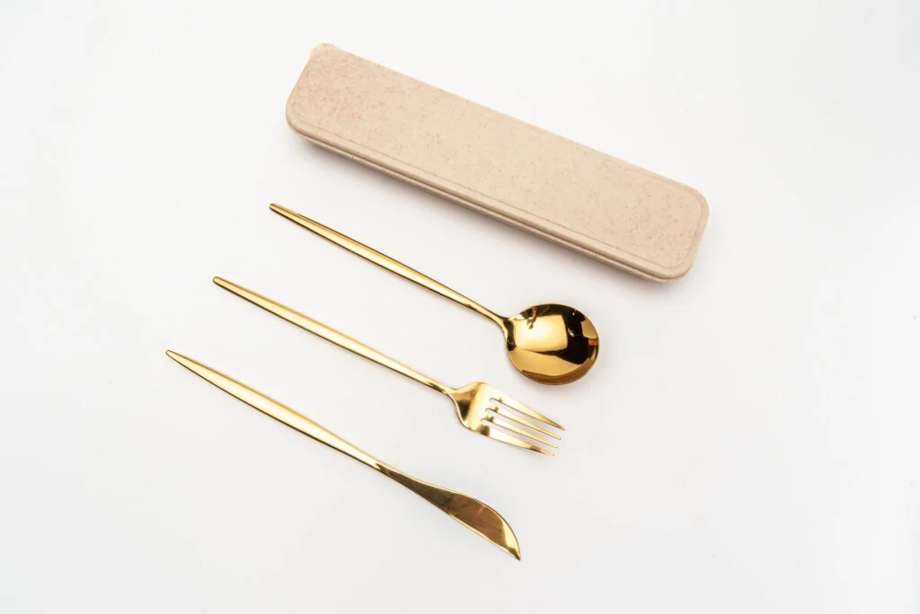 Ein Besteckset aus Edelstahl ist eine Sammlung von Utensilien aus haltbarem und korrosionsbeständigem Edelstahl, die in der Regel ein Messer, eine Gabel und einen Löffel umfasst.