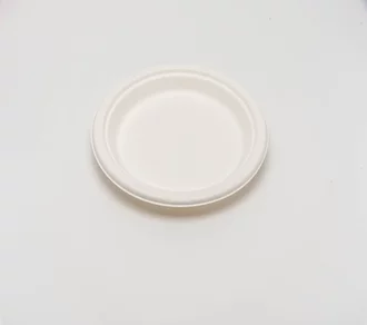 Imagen de una pila de platos de pulpa de caña de azúcar. Estos platos ecológicos están fabricados con pulpa de caña de azúcar renovable, lo que supone una alternativa sostenible y biodegradable a los platos desechables tradicionales. Tienen un color marrón claro y una superficie lisa y texturizada. Los platos son resistentes y duraderos, perfectos para servir una gran variedad de alimentos. Adopte la sostenibilidad y eleve su experiencia gastronómica con estos platos de pulpa de caña de azúcar.