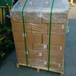 Pailles bien emballées sur une palette en bois, préparées pour un transport et une distribution efficaces.