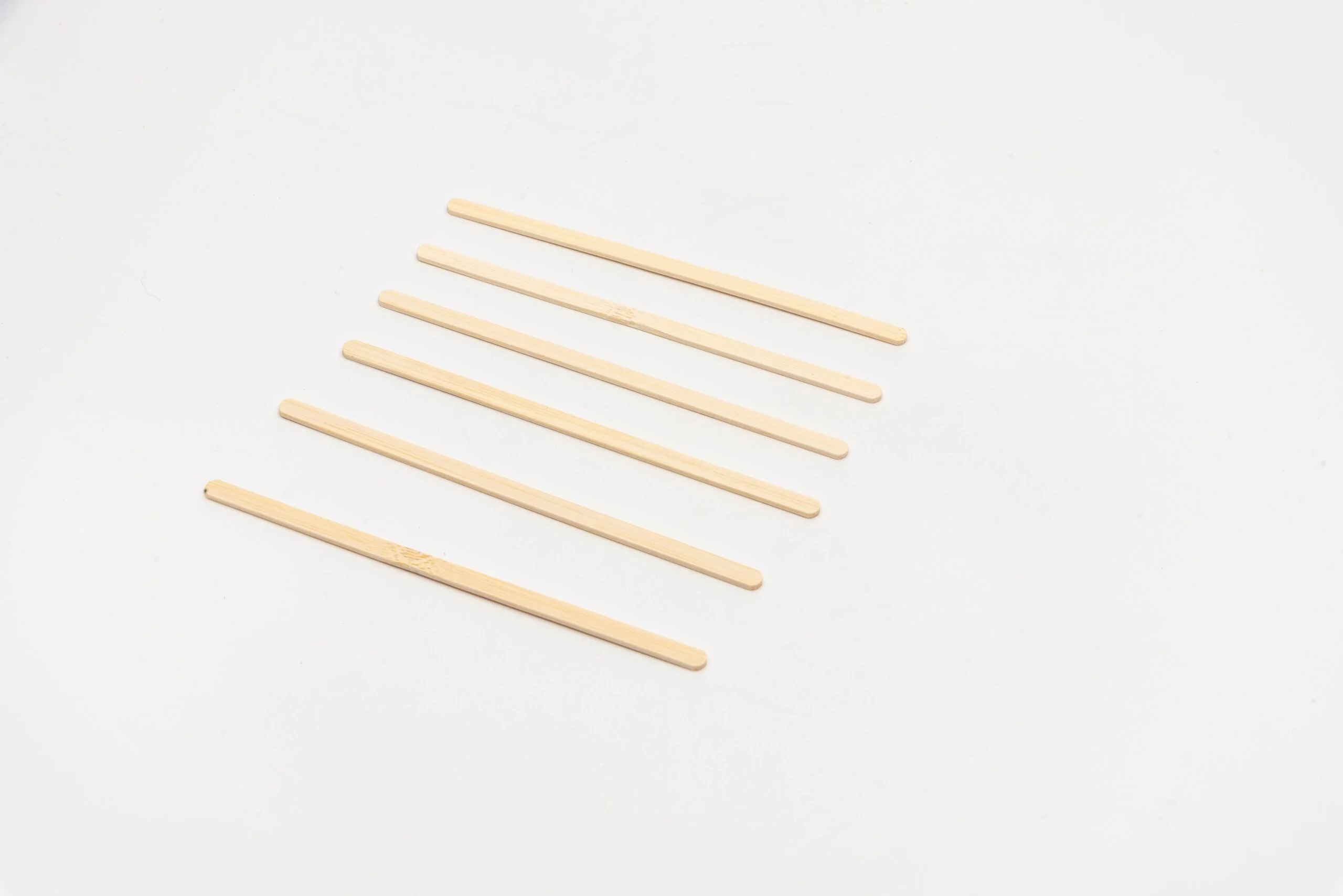 Imagen de "Bamboo Coffee Stirrers": "Agitadores de café de bambú ecológicos, que ofrecen una opción sostenible y con estilo para remover y disfrutar de tus bebidas favoritas.