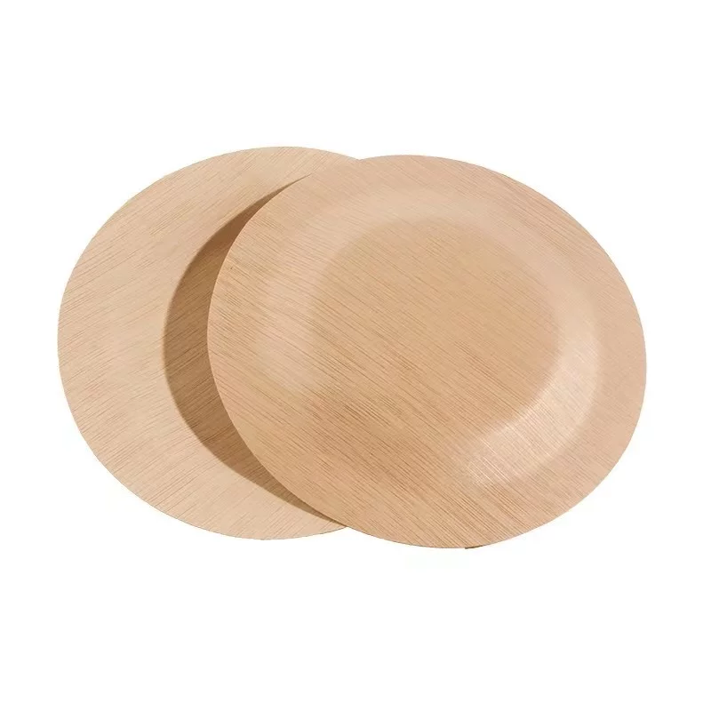 Imagen de platos desechables de bambú. Los platos están fabricados con bambú sostenible y presentan una superficie lisa con vetas naturales visibles. Su forma redonda y su diseño ligero los hacen perfectos para servir comidas con un toque ecológico.