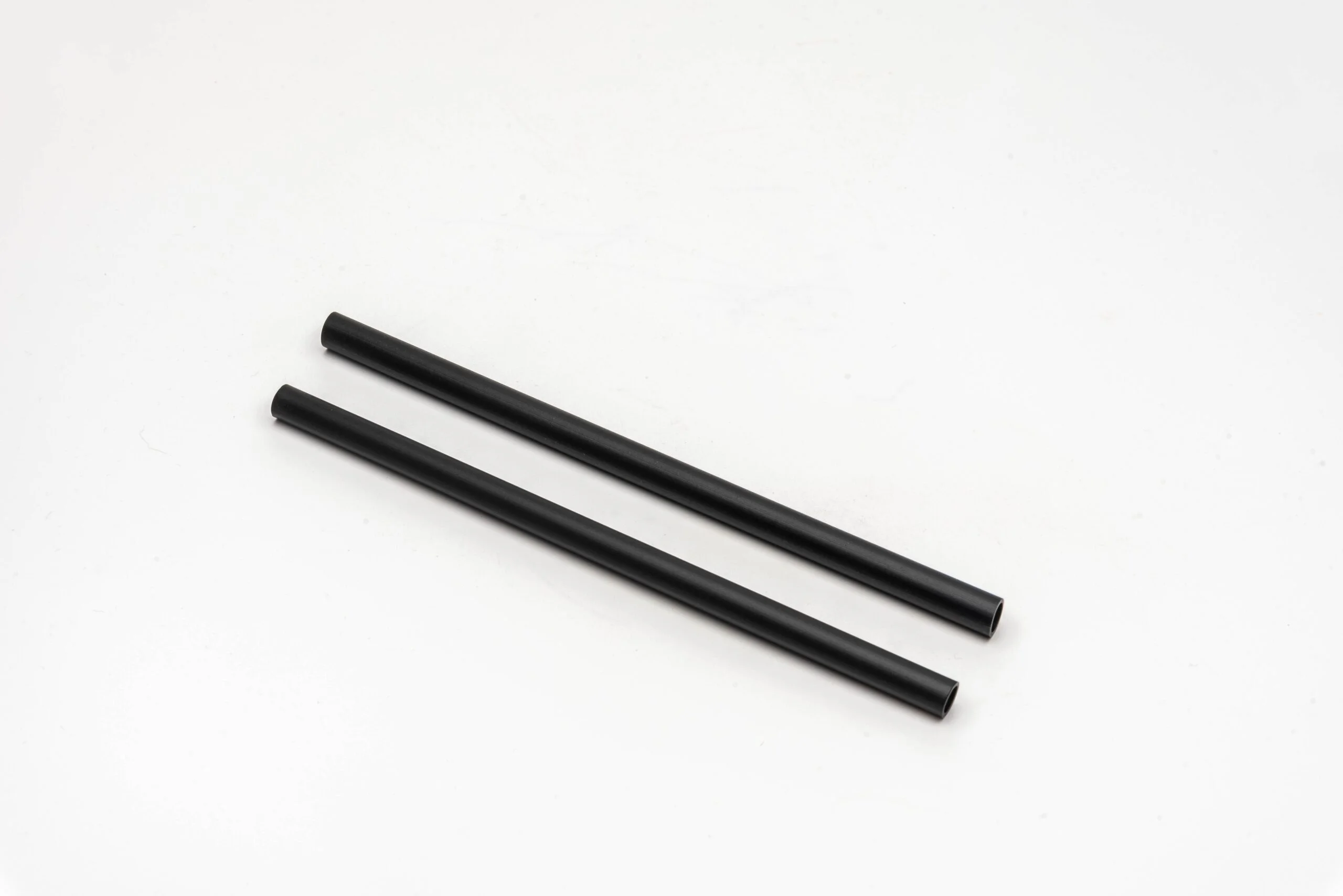 Image of short Rice Straight Straws with a Round Tip, displayed in an elegant black color.