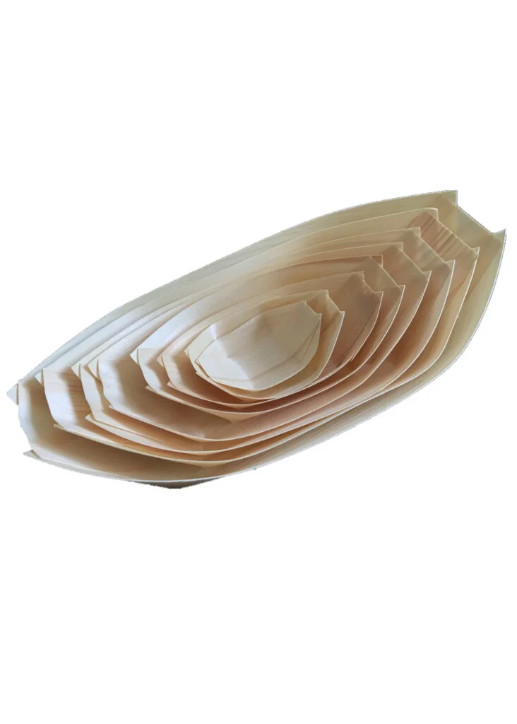 Una imagen de botes de comida desechables diseñados para sostener con seguridad una variedad de alimentos, como patatas fritas, nachos y tacos, con un diseño ergonómico para servir y comer con facilidad.