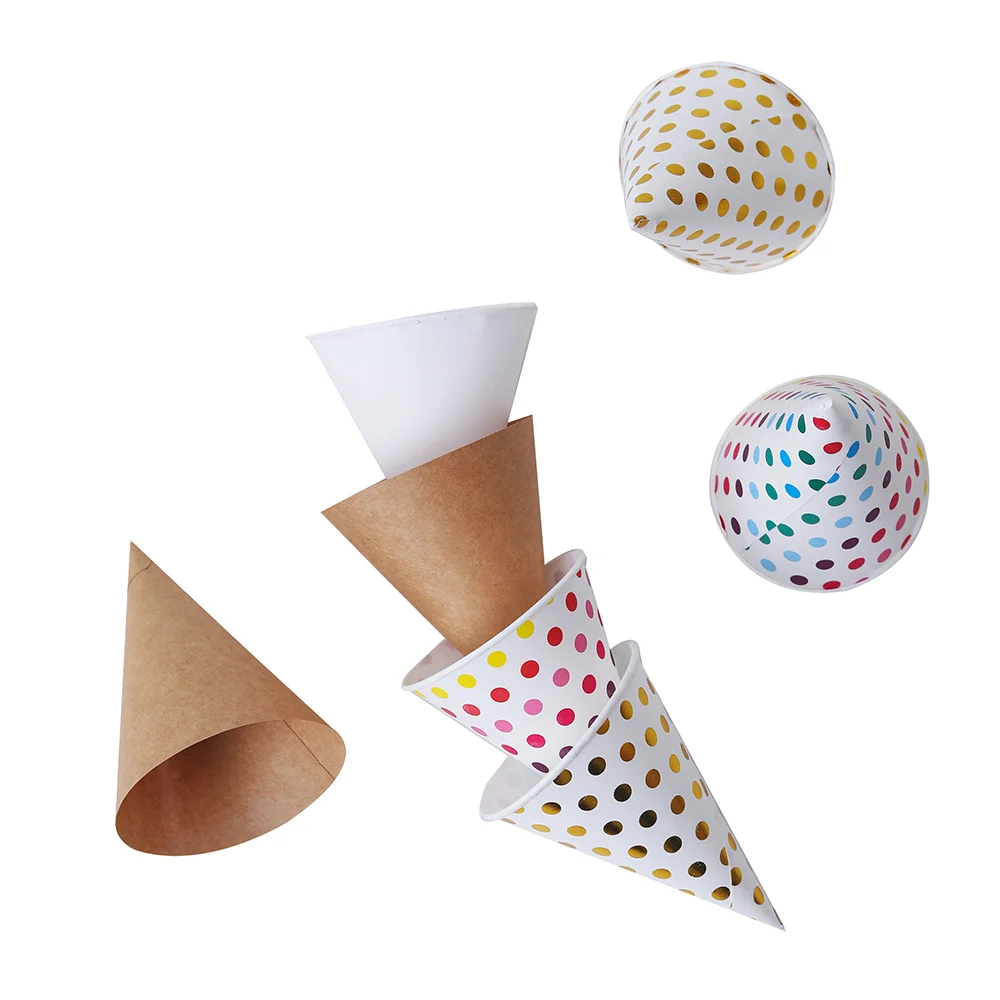 Un grupo de vasos cónicos de papel, ideales para servir diversas bebidas. Estos vasos desechables están fabricados con papel resistente y ofrecen una solución cómoda e higiénica para eventos, fiestas y establecimientos de alimentación.