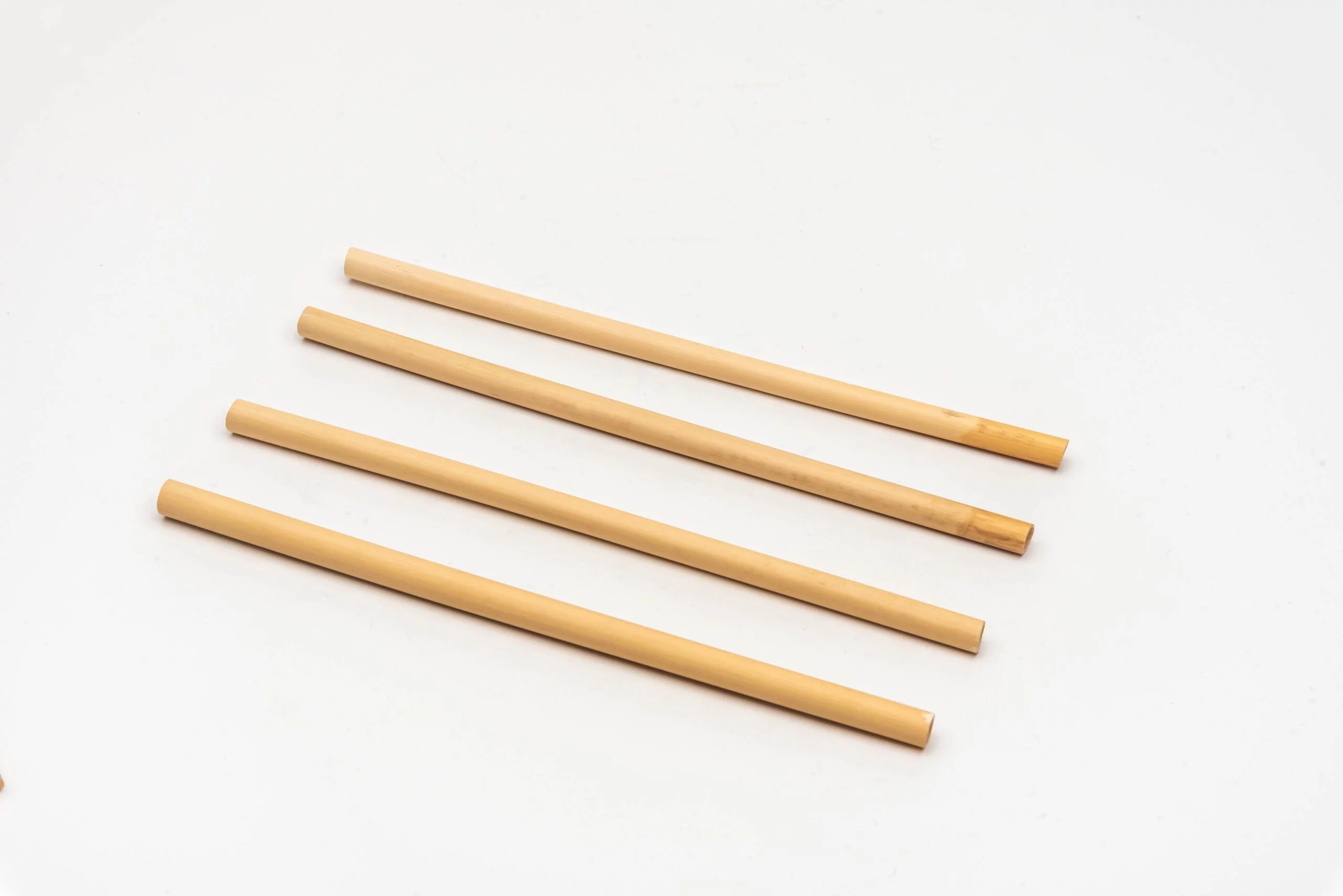 Natural reed straws – an eco-friendly alternative crafted from reed plants, providing an authentic touch to your beverage experience.