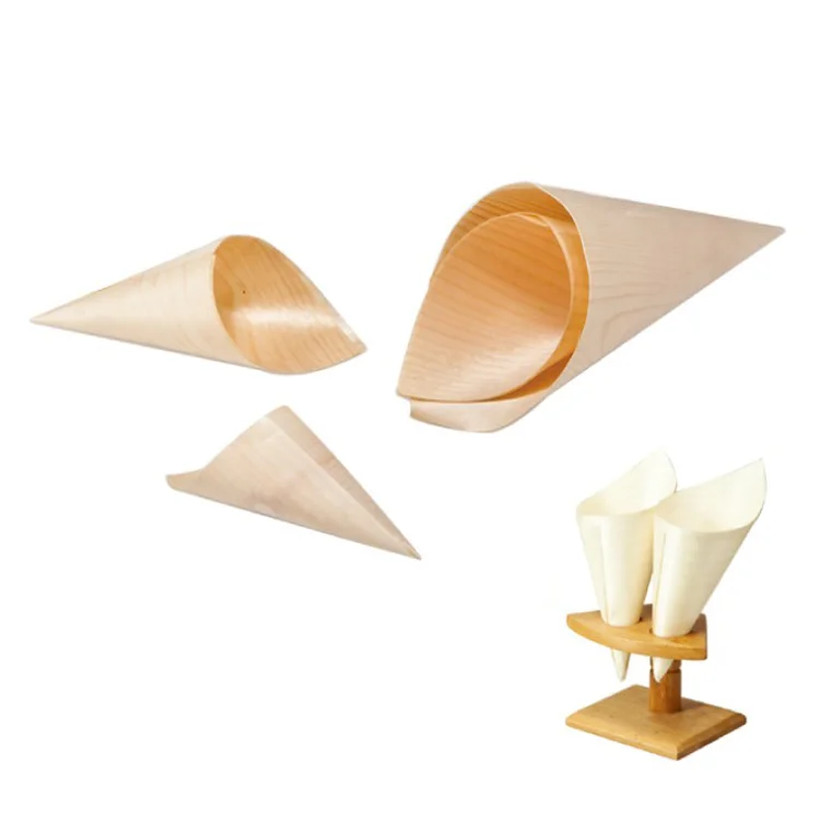 Imagen de conos de madera de pino o álamo temblón, normalmente de álamo temblón. Estos conos desechables son ideales para servir alimentos, ya que ofrecen una opción natural y ecológica para la presentación de alimentos.