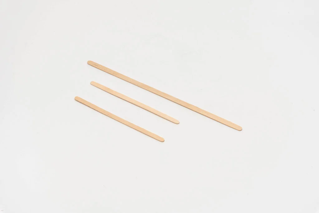 Imagen de "Wooden Coffee Stir Sticks": "Palillos agitadores de café de madera de primera calidad, perfectos para remover y realzar los sabores de tus bebidas favoritas de forma ecológica y sostenible.