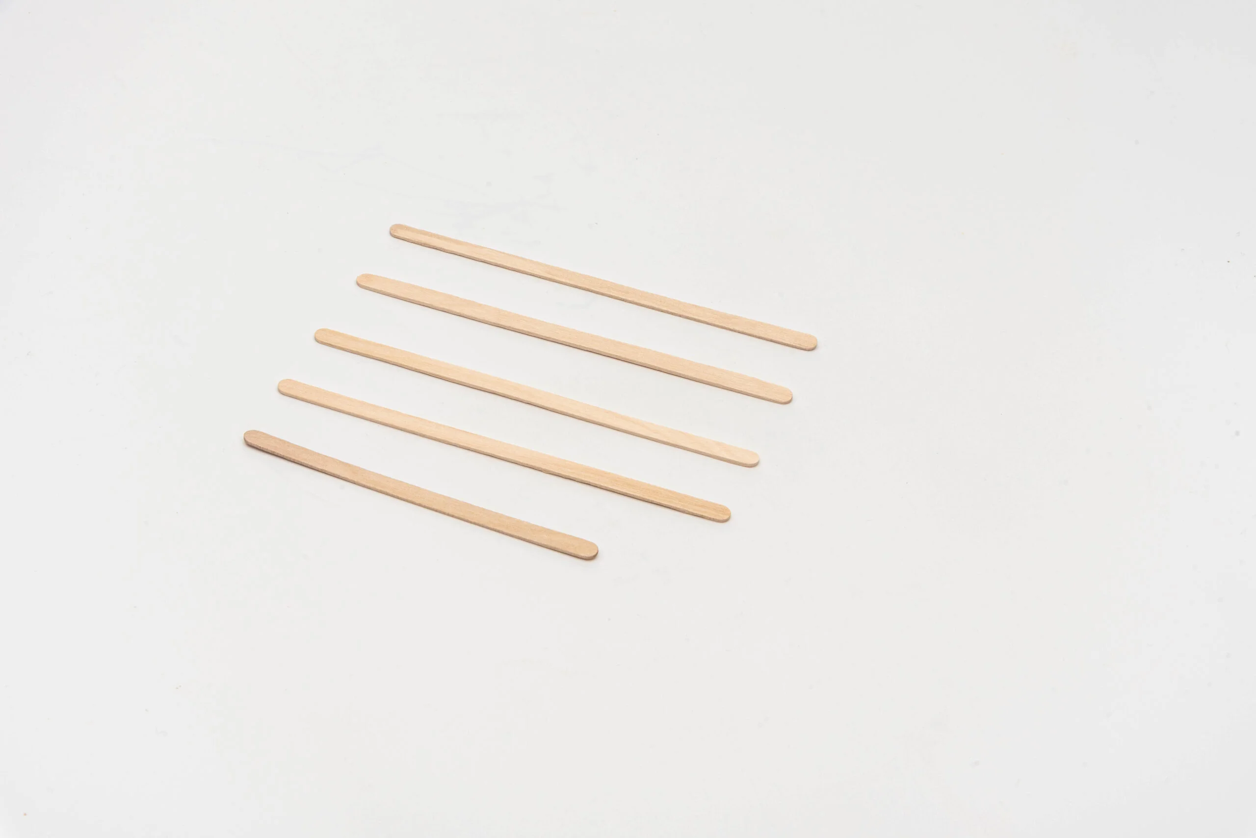 Agitadores de café de madera de primera calidad con un acabado suave, perfectos para remover y realzar los sabores de su bebida.