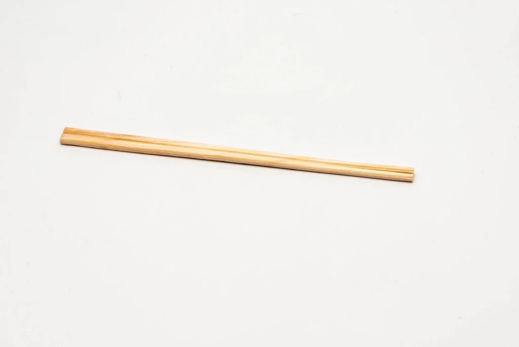 Pauzinhos asiáticos descartáveis, disponíveis em vários tamanhos, feitos de genroku de bétula.
