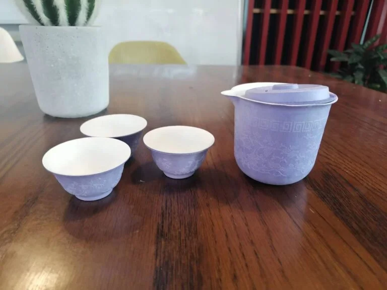 Juego de cuatro tazas de té chinas: Elaborado con pulpa de caña de azúcar y bambú, este juego incluye cuatro tazas de té tradicionales chinas, con tres tazas más pequeñas y una más grande. Perfectas para actividades al aire libre, acampadas y viajes gracias a su diseño ligero y portátil. Estas tazas no sólo son ecológicas, sino también saludables y biodegradables.