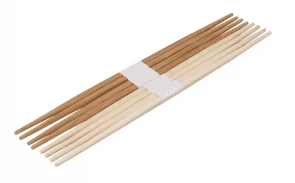 Pauzinhos rikyu de pinho elegantes, com design simples e rústico. Geralmente são feitos de madeira e são mais curtos e mais grossos do que os pauzinhos comuns. Os pauzinhos Rikyu estão associados à cerimônia do chá japonesa e são projetados para uso em cerimônias de chá tradicionais. Geralmente são usados para mexer e servir o chá matcha.