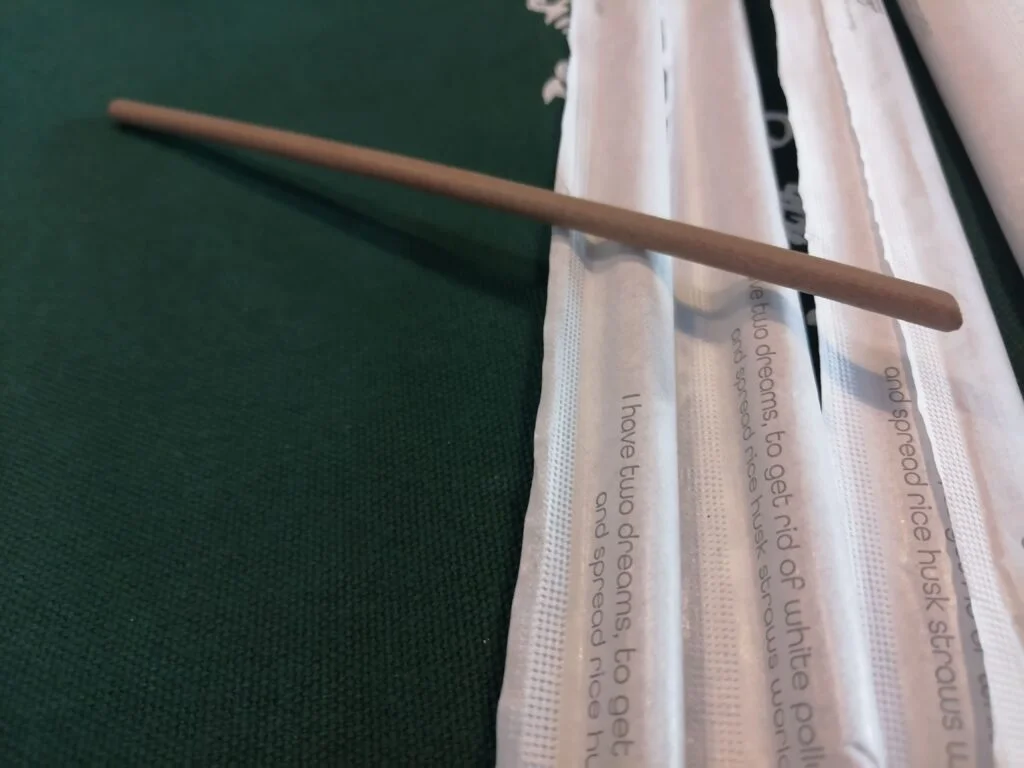 This coffee straws material is rice husk and bio based materials, it is eco friendly and compostable.