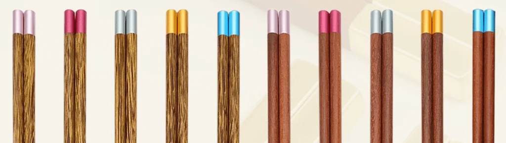 A imagem mostra o suporte à personalização de cores para os hashis de madeira.