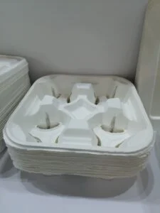 Portavasos de un solo uso fabricado con pulpa de caña de azúcar y bambú: Este portavasos desechable para café está fabricado con pulpa ecológica de caña de azúcar y bambú, lo que lo convierte en una opción ecológica y biodegradable para transportar tazas.