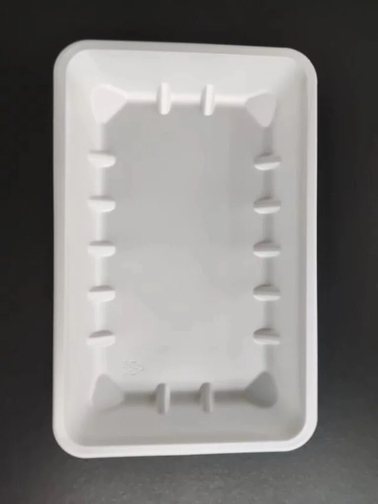 una imagen de bandejas desechables para servir fabricadas con PLA de calidad alimentaria, biodegradables, de color blanco, con fondo de ácido poliláctico (PLA) resistente al calor, sin reblandecimiento ni olor, respetuosas con el medio ambiente, sin contaminación, de material grueso, sanas y seguras. La bandeja tiene un cuerpo robusto y un color brillante.