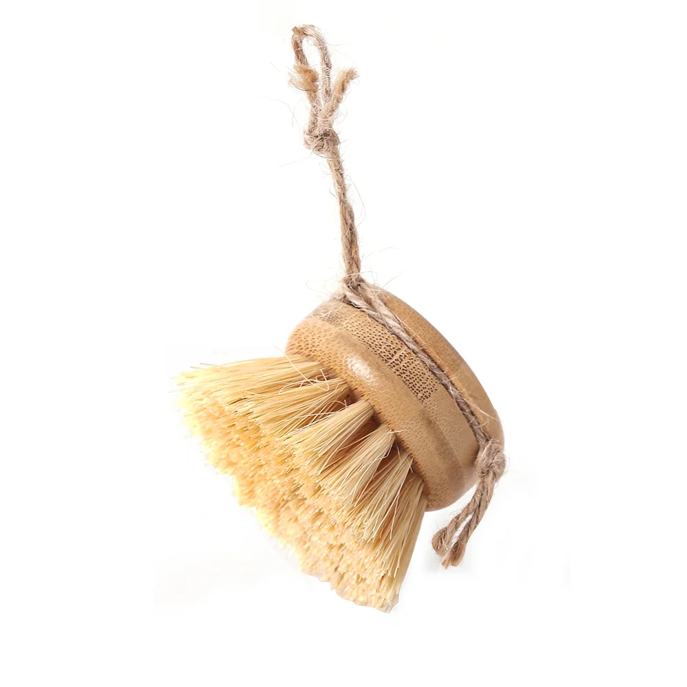 A imagem mostra uma escova de pratos ecológica feita de cerdas de material de sisal, cabo redondo de madeira ou bambu com linha natural.