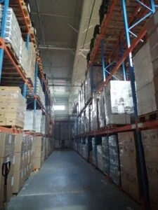 A imagem mostra nosso depósito, e há estoque para alguns produtos com embalagem de segurança.