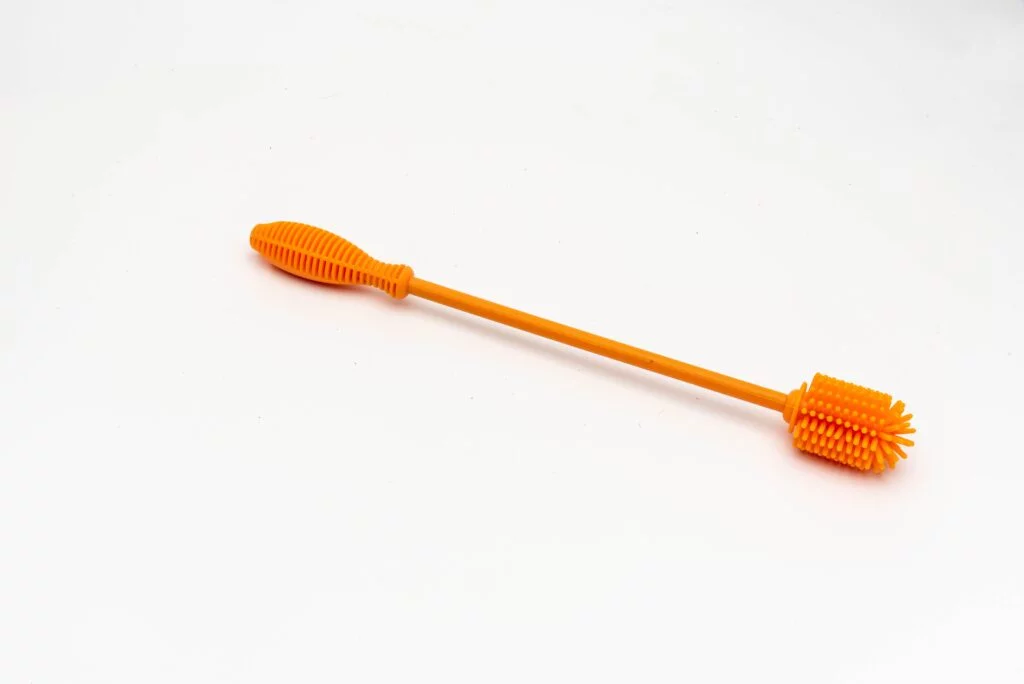Escova de silicone de grau alimentício com cerdas e cabo laranja - personalizável com logotipo