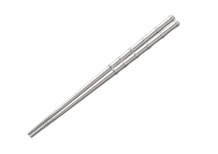 Pauzinhos de titânio sólido com um elegante acabamento de superfície prateada. Esses pauzinhos oferecem durabilidade e uma estética moderna para suas necessidades gastronômicas.