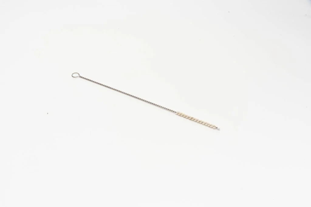 A imagem mostra uma escova de sisal de tamanho pequeno, com tamanho de 4*50*200mm.