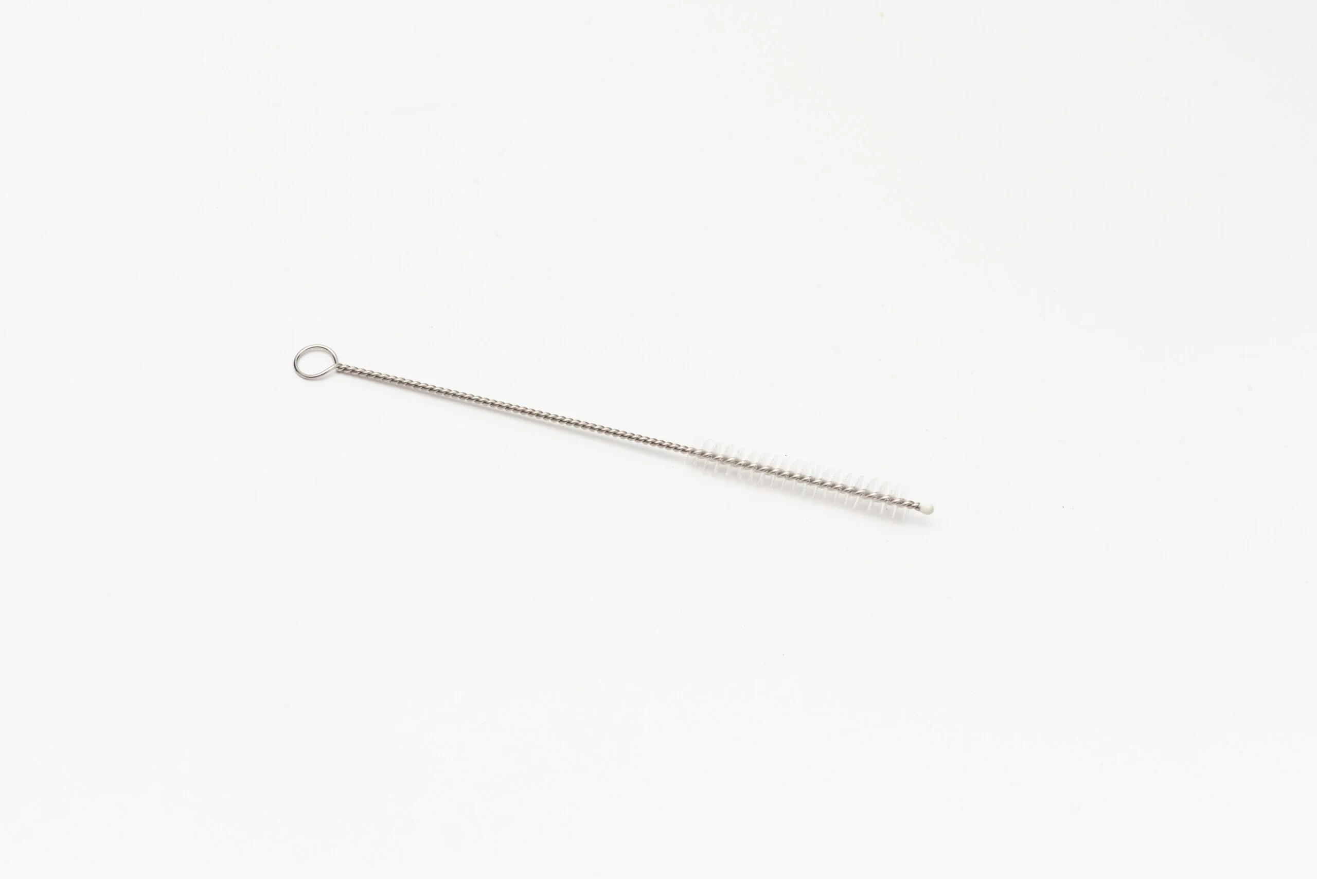 Escova de limpeza de nylon transparente com cabo de aço inoxidável 304, projetada para limpar vários tipos de canudos.