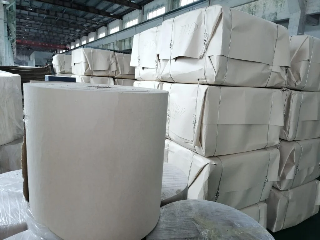 Cartón de pulpa de bambú natural, un material sostenible para diversos productos a base de papel.