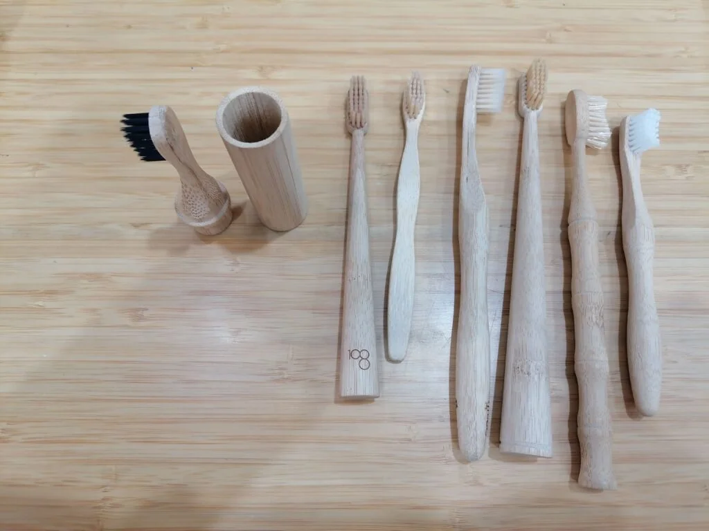 A melhor escova de dentes de bambu: Escova de dentes ecológica e saudável feita de bambu, disponível em vários tamanhos e estilos para adultos e crianças. Opções personalizáveis. O cabo de bambu garante sustentabilidade e durabilidade, não é tóxico e é seguro para todos. Sem plástico.