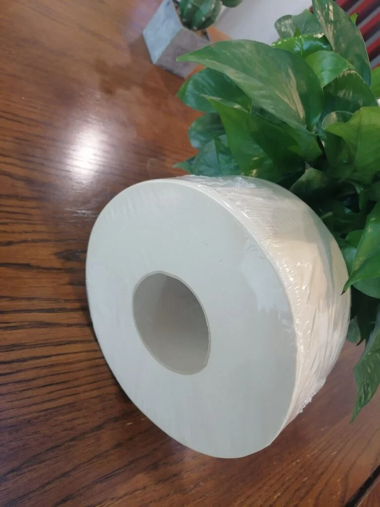 Un rollo de papel higiénico de bambú, fabricado con pulpa de bambú 100%. Sin árboles, ecológico, biodegradable y con certificación internacional. Diseñado para salvar los bosques y reducir la contaminación por plástico.