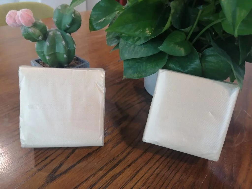 Servilletas de bambú en color natural, fabricadas con pulpa de bambú virgen 100%, opción ecológica y sostenible para la vajilla.