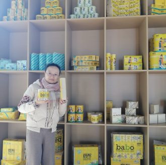 Kitchen paper: Made from 100% natural virgin bamboo pulp, natural color, healthy, and environmentally friendly. Bamboo fibers are unbleached, absorbent, and oil-absorbing, suitable for food contact. Dual-purpose for dry and wet use, resistant to breaking when wet. Effective for wet wiping away stains.