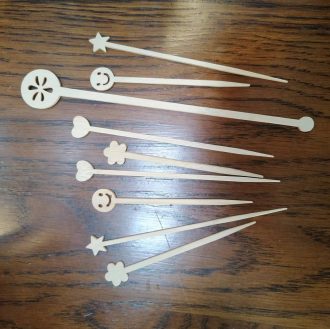 A bamboo stirrer stick, environmentally friendly and green in color. Available in various patterns and customizable options. Can be used as coffee stirrers or fruit picks.